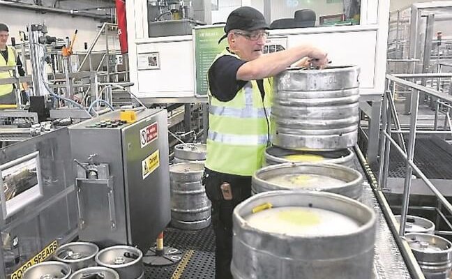 Donie Hosford, Cuya Familia Ha Trabajado En La Cervecería Desde 1856 Trabajando En Cambiar Las Esferas De Los Barriles En Heineken Irlanda, Cork. Cuadro Dan Linehan