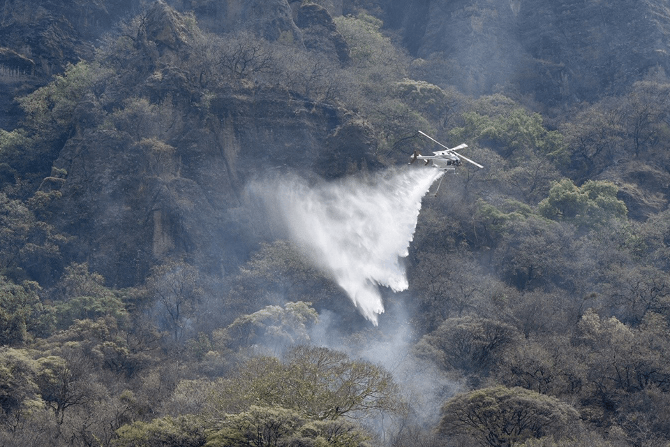 helicopteros apagan incendio Tepoztlan